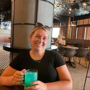 Meet your Posher, Raymee